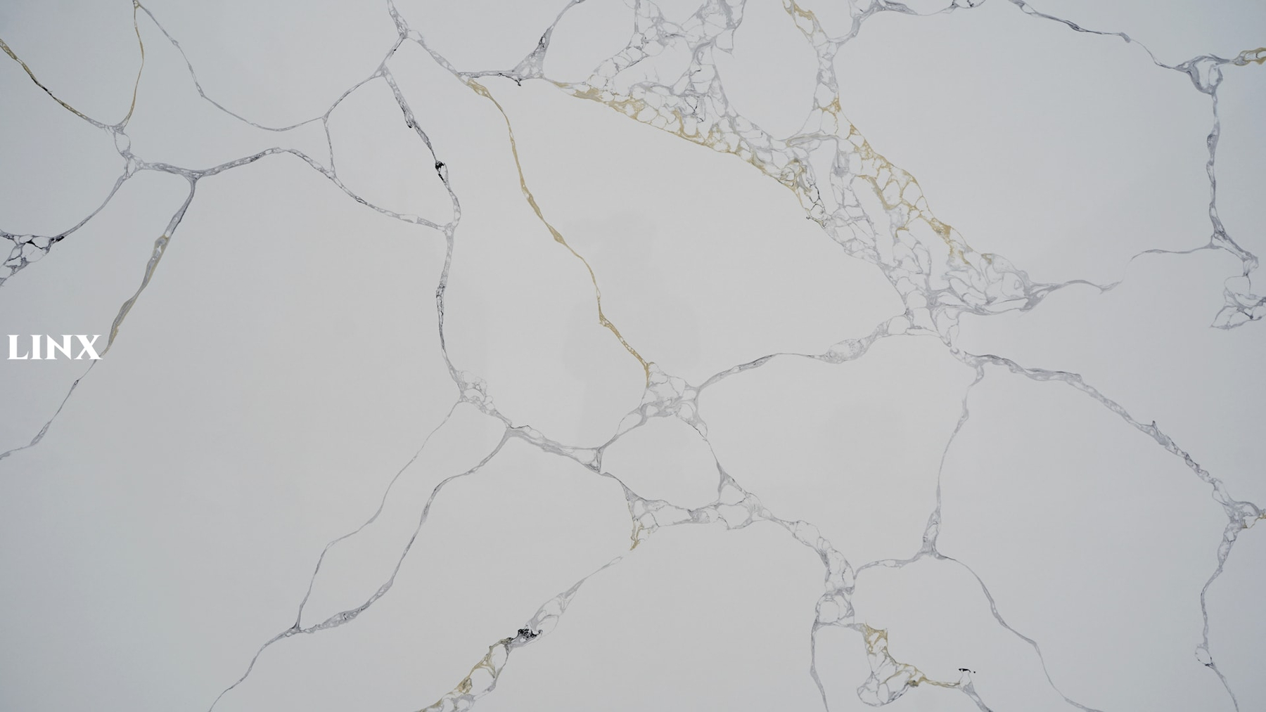 LX9002 CALACATTA WHITE QUARTZ STONE CLOSE UP 1 LINX SURFACES