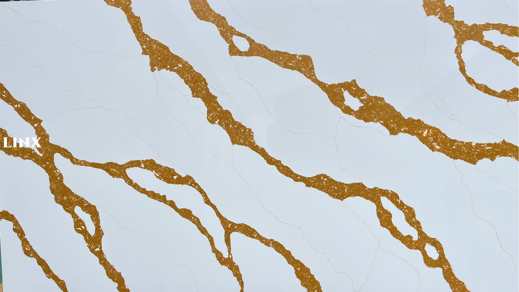LX9003 CALACATTA GOLD QUARTZ STONE CLOSE UP 1 LINX SURFACES