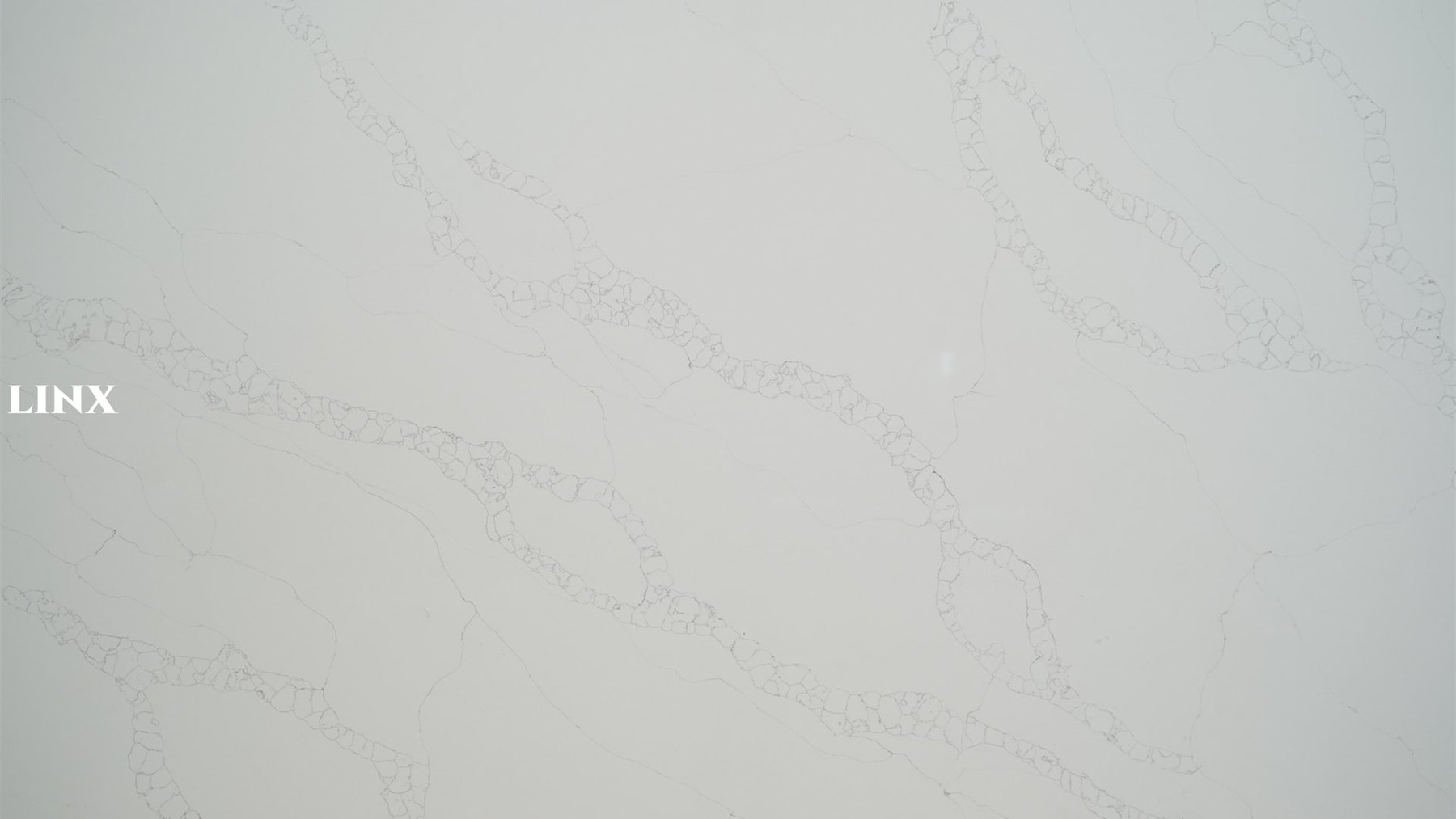 LX9013 CALACATTA WHITE QUARTZ STONE CLOSE UP 1 LINX SURFACES