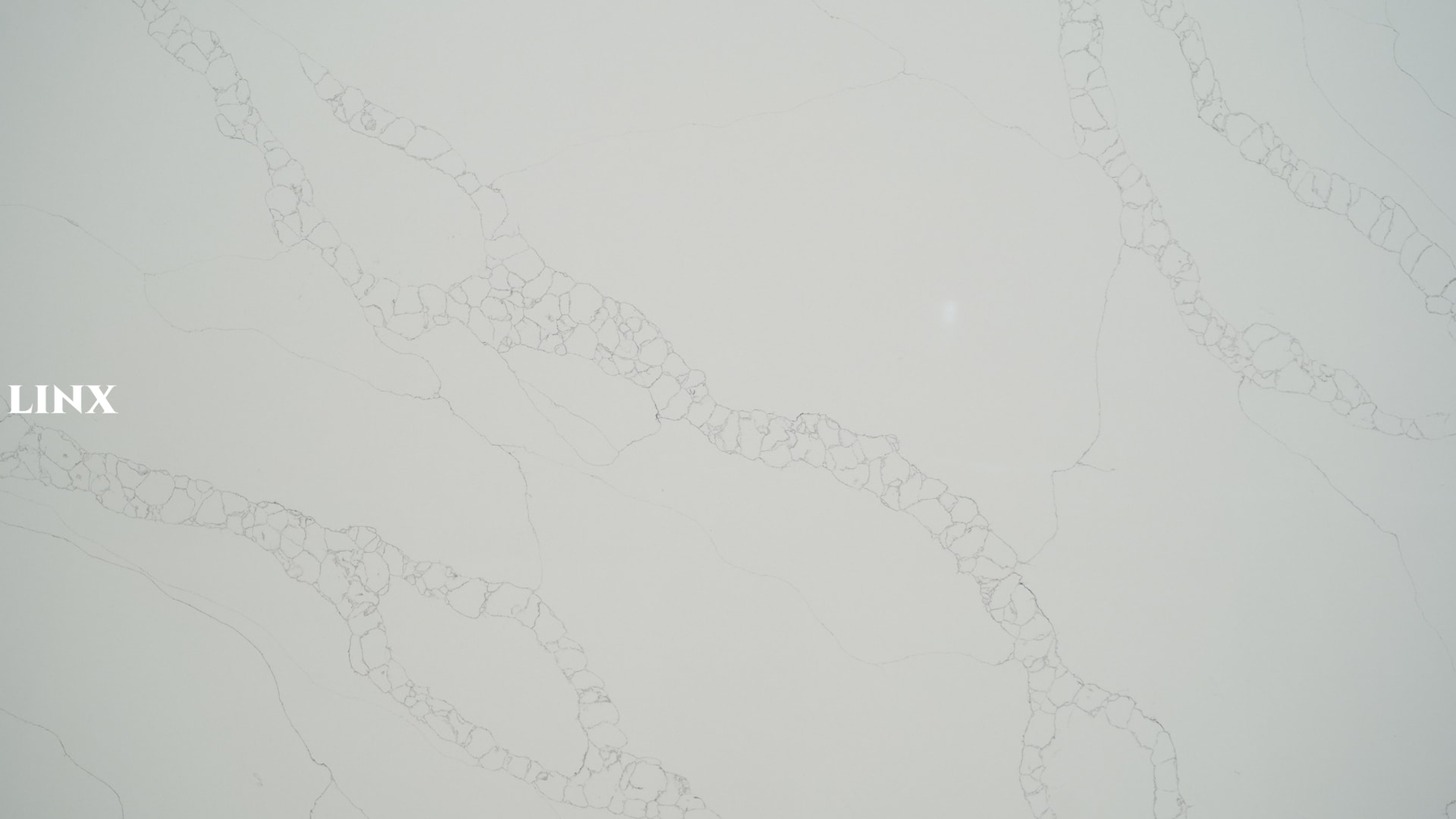 LX9013 CALACATTA WHITE QUARTZ STONE CLOSE UP 2 LINX SURFACES
