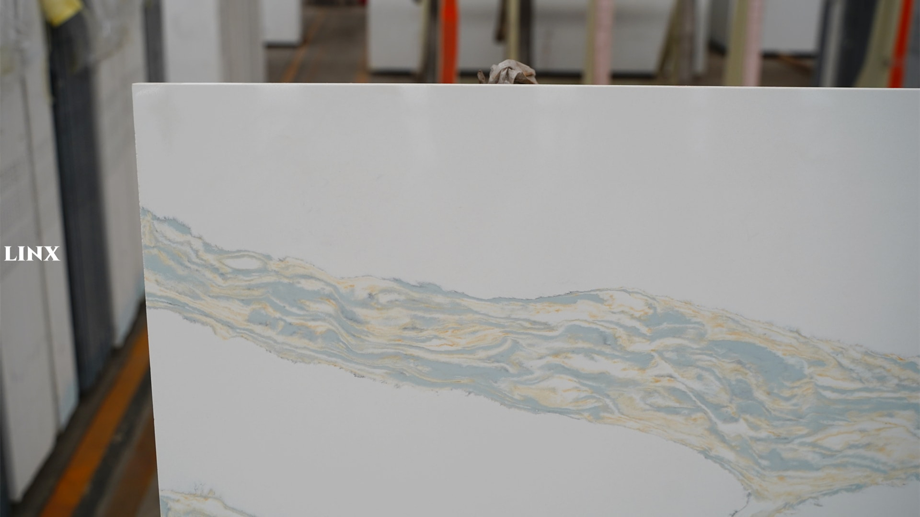 LX9015 CALACATTA WHITE QUARTZ STONE CLOSE UP 2 LINX SURFACES