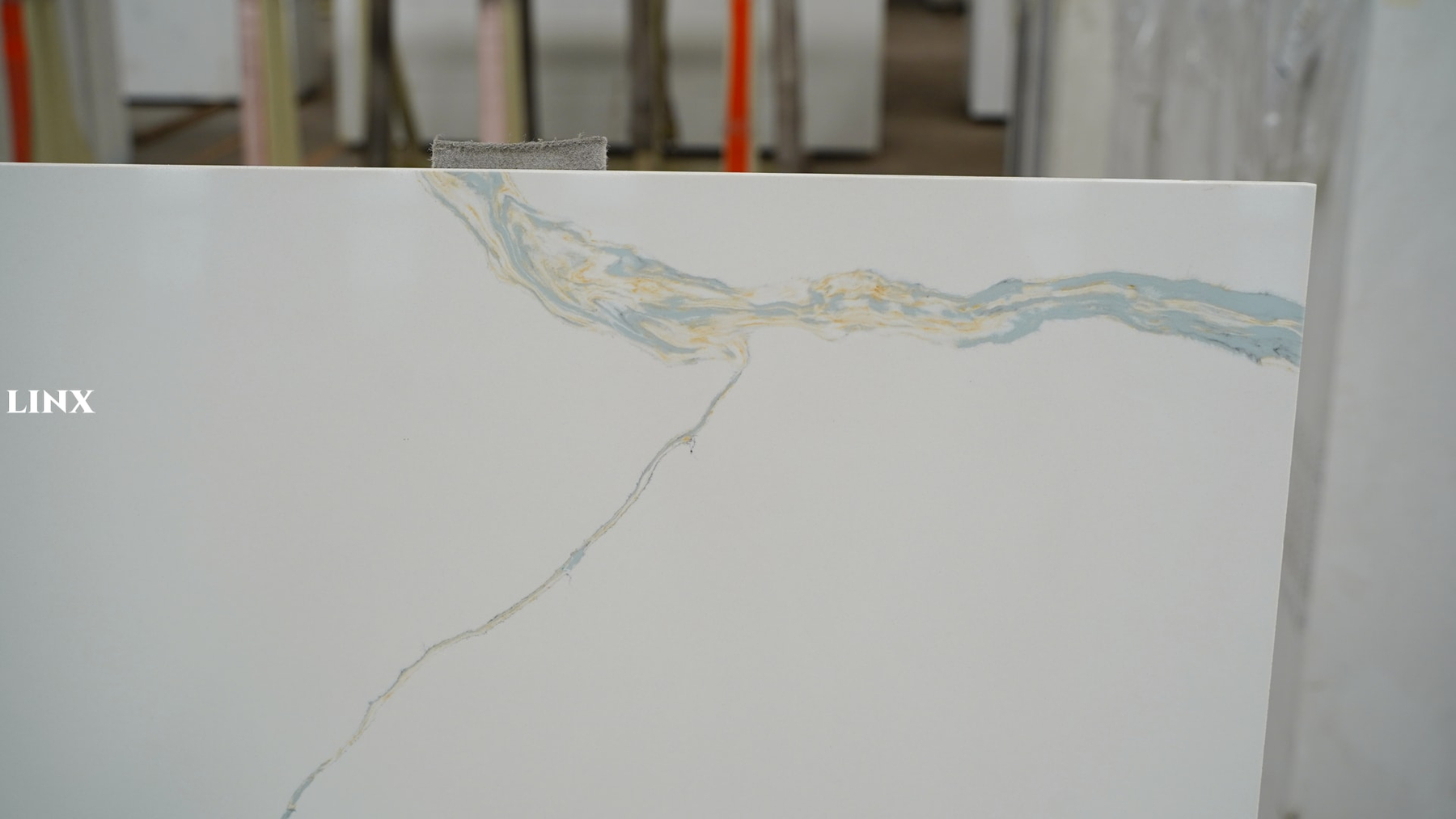 LX9015 CALACATTA WHITE QUARTZ STONE CLOSE UP 3 LINX SURFACES