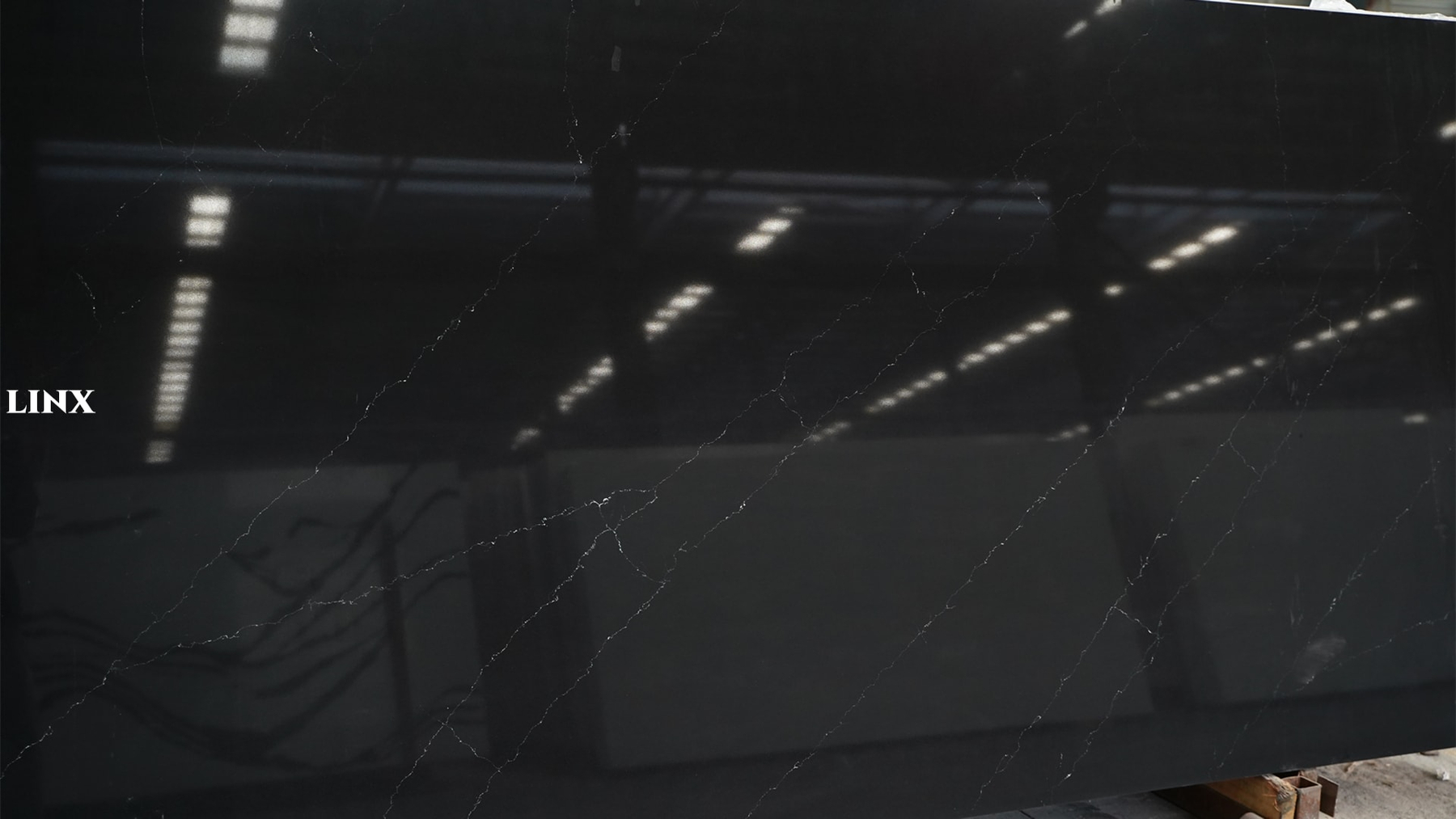 LX9017 CALACATTA BLACK QUARTZ STONE CLOSE UP 1 LINX SURFACES