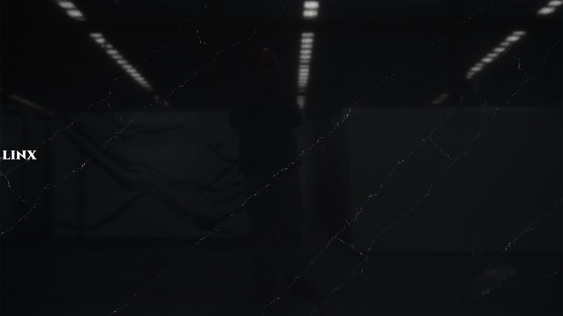 LX9017 CALACATTA BLACK QUARTZ STONE CLOSE UP 2 LINX SURFACES