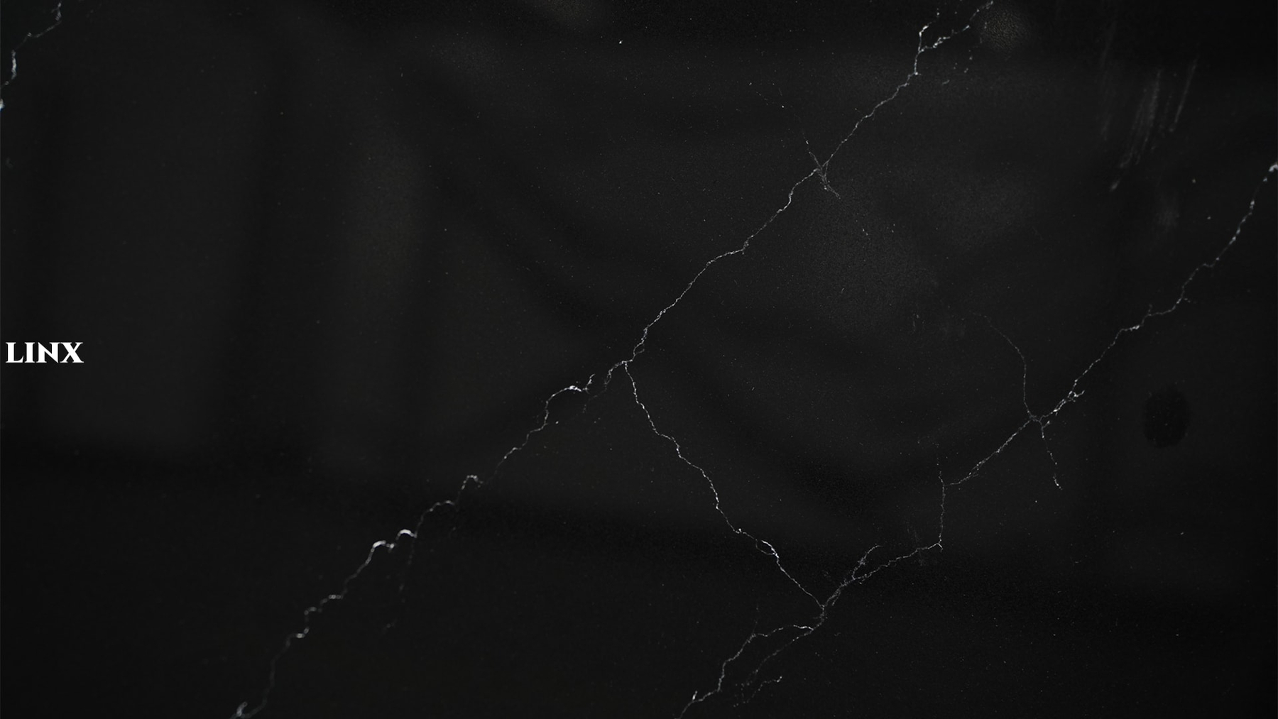 LX9017 CALACATTA BLACK QUARTZ STONE CLOSE UP 3 LINX SURFACES