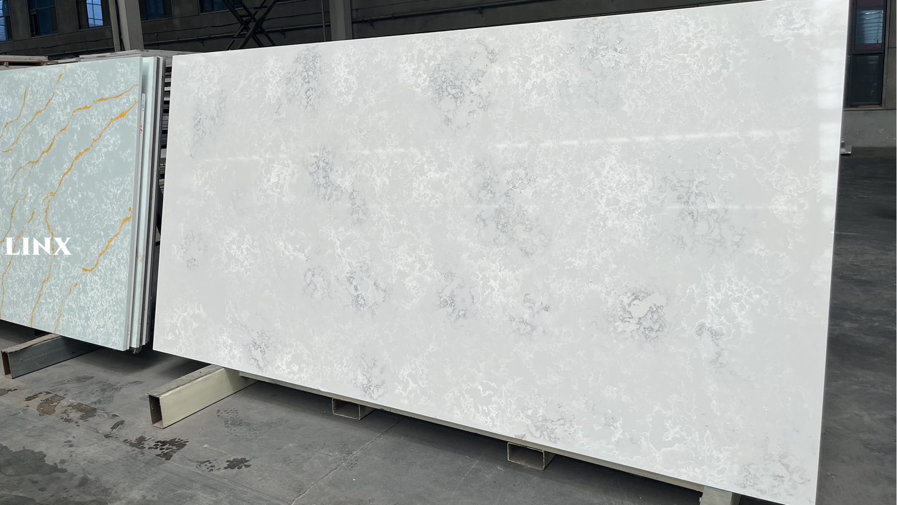 LX9018 TRANSPARENT CLOUD QUARTZ STONE 2 LINX SURFACES