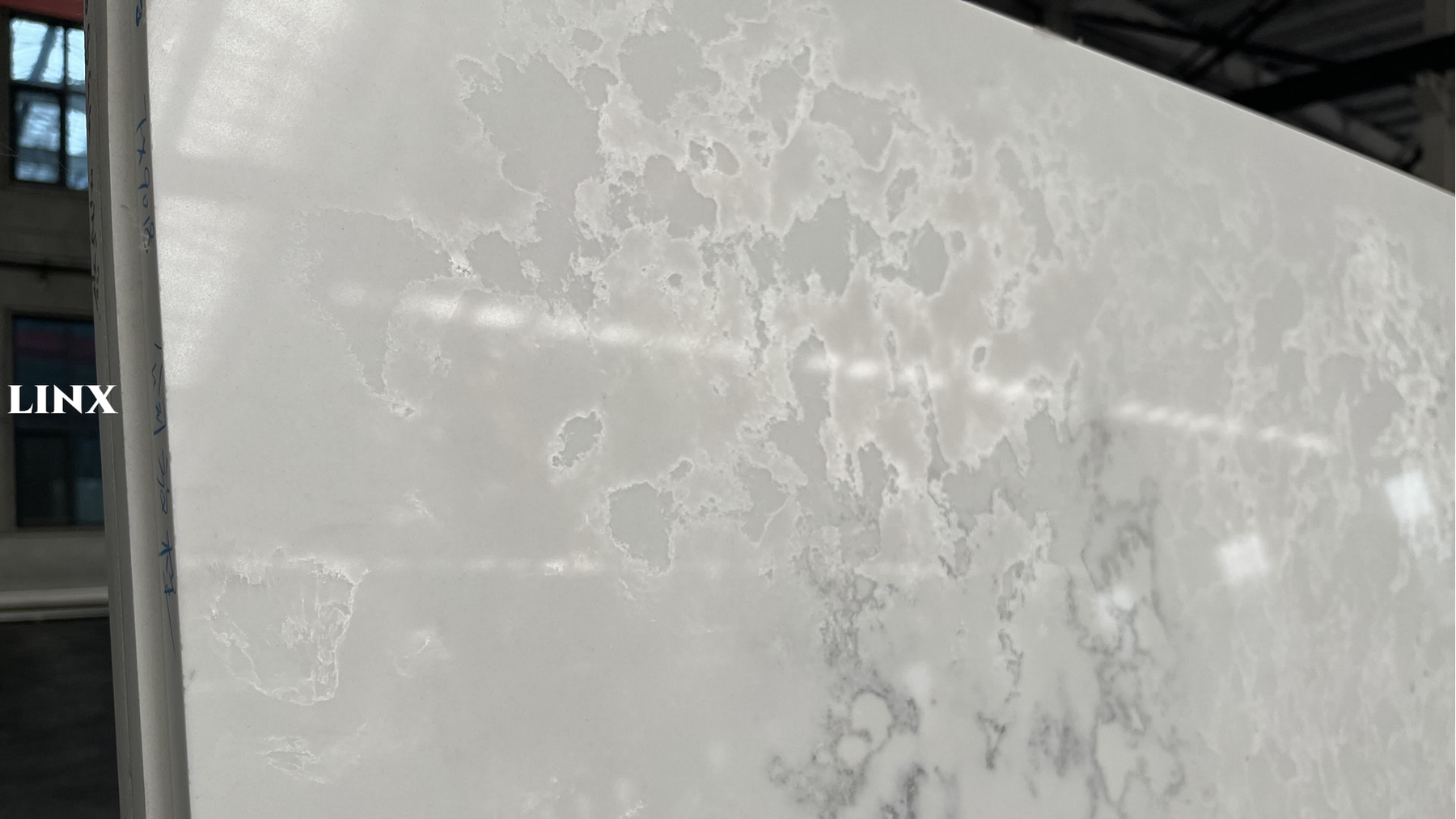 LX9018 TRANSPARENT CLOUD QUARTZ STONE CLOSE UP 1 LINX SURFACES