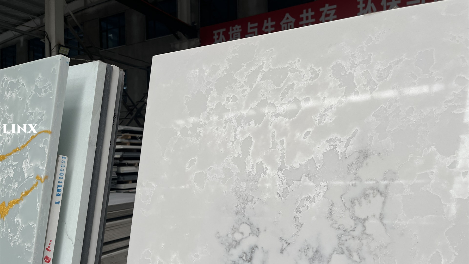 LX9018 TRANSPARENT CLOUD QUARTZ STONE CLOSE UP 2 LINX SURFACES