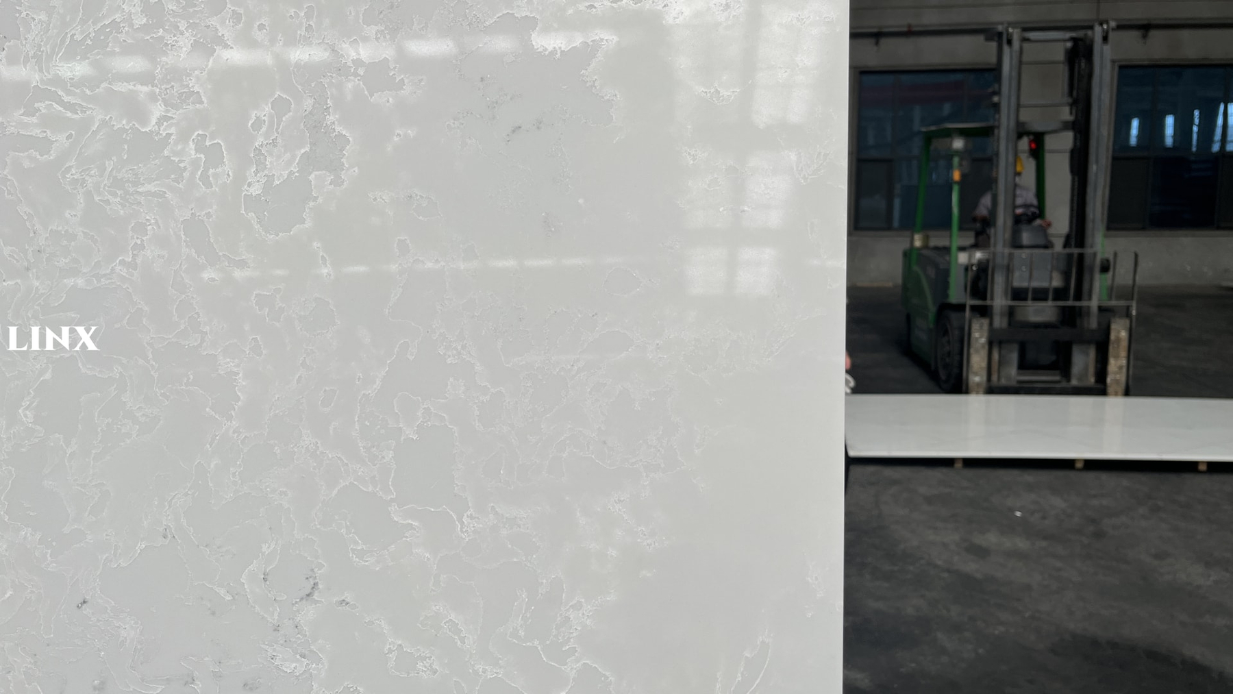 LX9018 TRANSPARENT CLOUD QUARTZ STONE CLOSE UP 3 LINX SURFACES