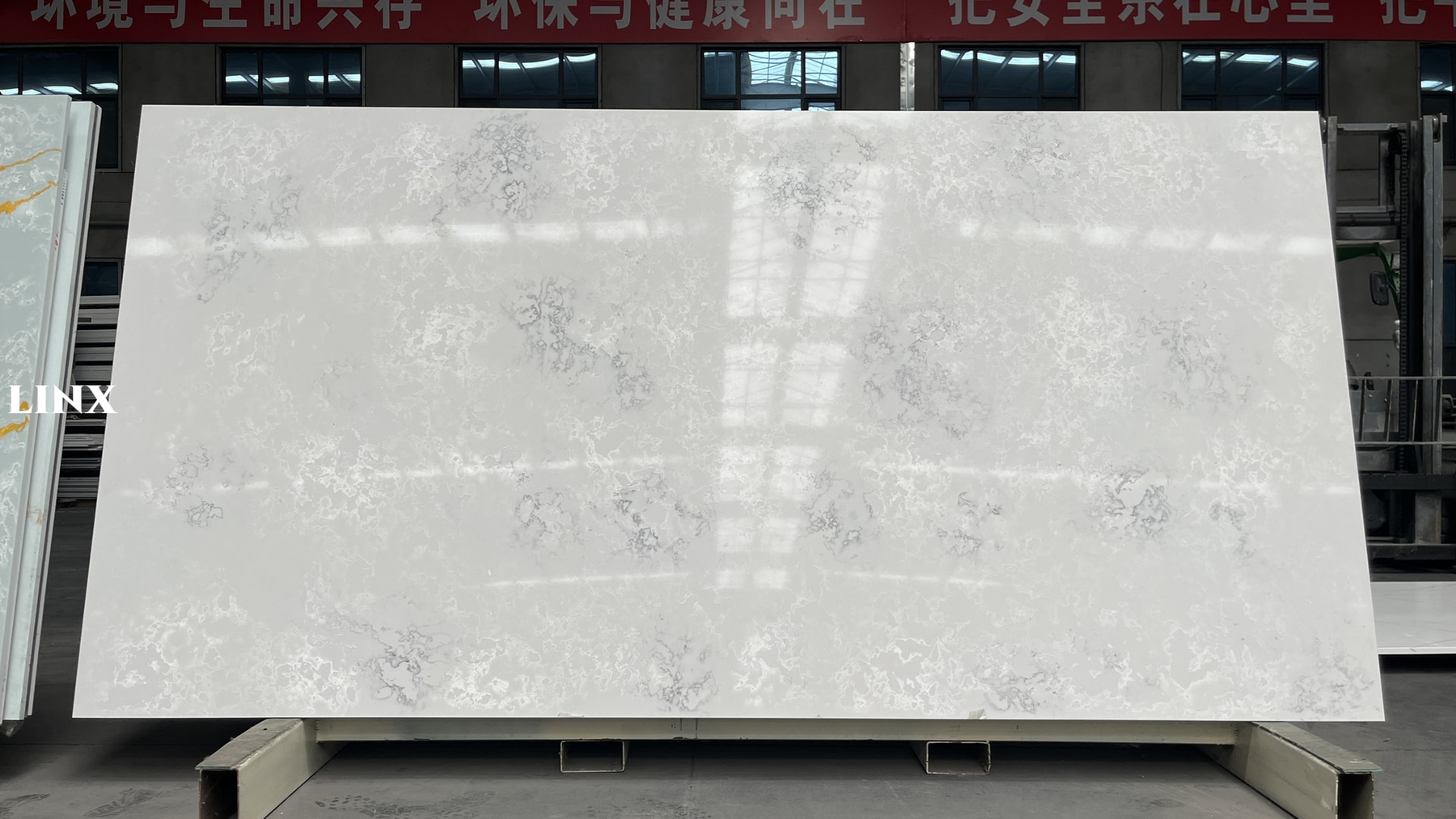 LX9018 TRANSPARENT CLOUD QUARTZ STONE LINX SURFACES