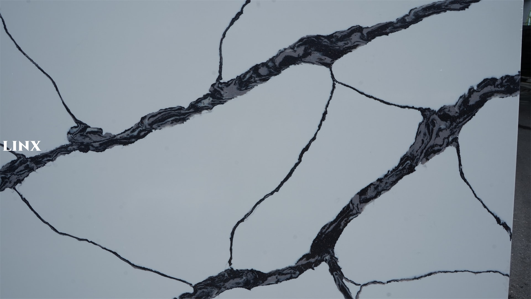 LX9019 CALACATTA QUARTZ STONE CLOSE UP 2 LINX SURFACES