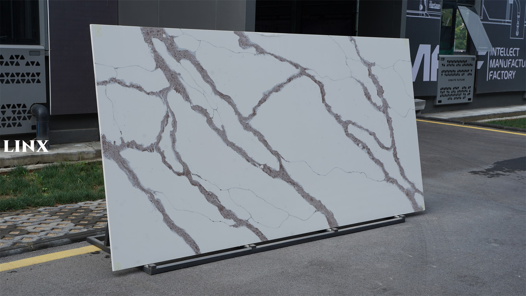 LX9020 CALACATTA QUARTZ STONE 1 LINX SURFACES