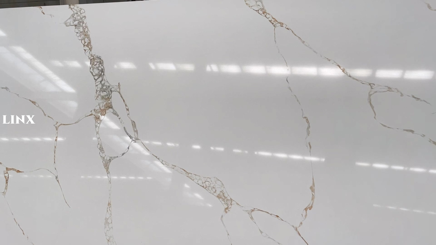 LX9025 CALACATTA GOLD QUARTZ STONE CLOSE UP 1 LINX SURFACES