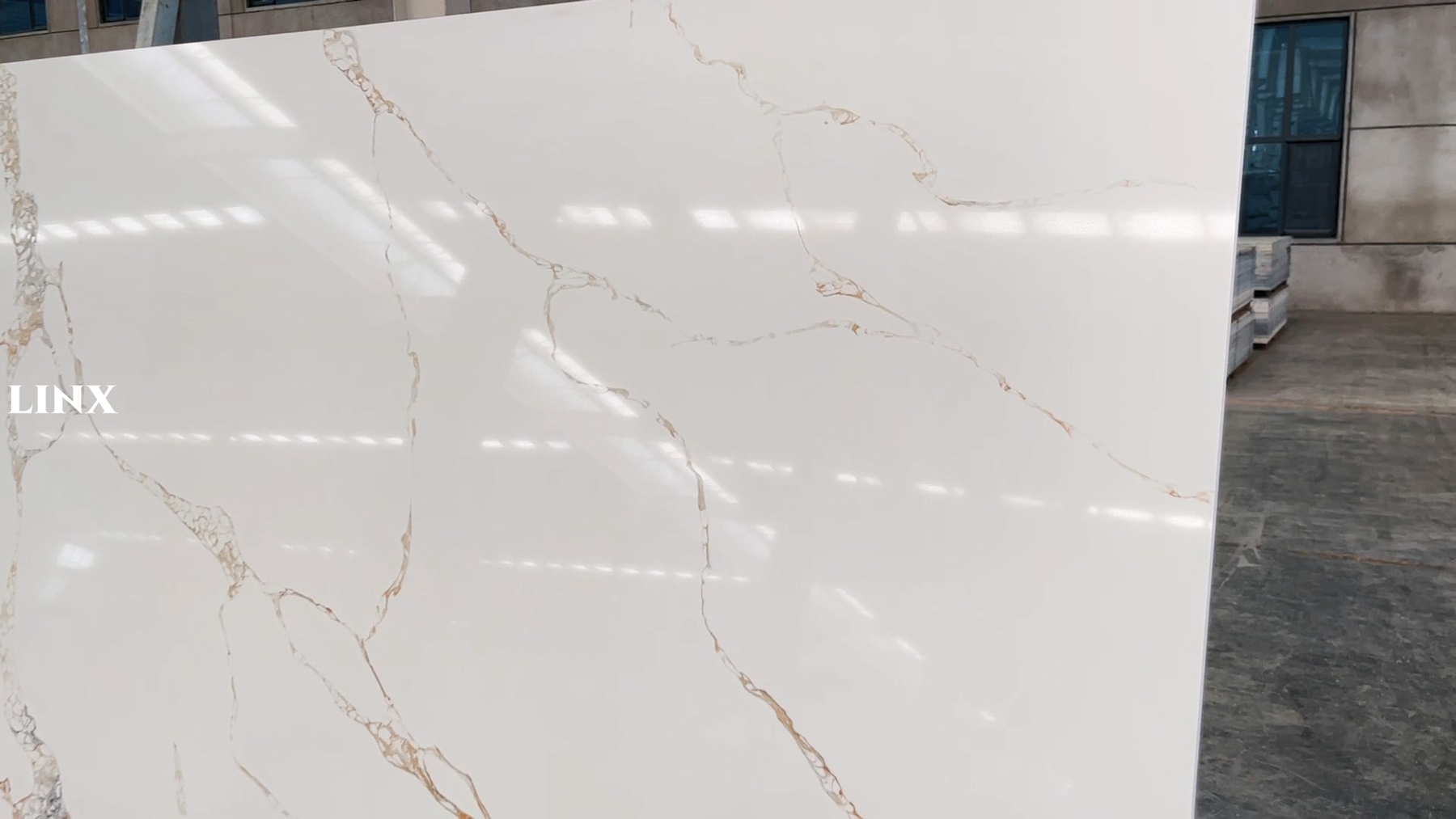 LX9025 CALACATTA GOLD QUARTZ STONE CLOSE UP 2 LINX SURFACES