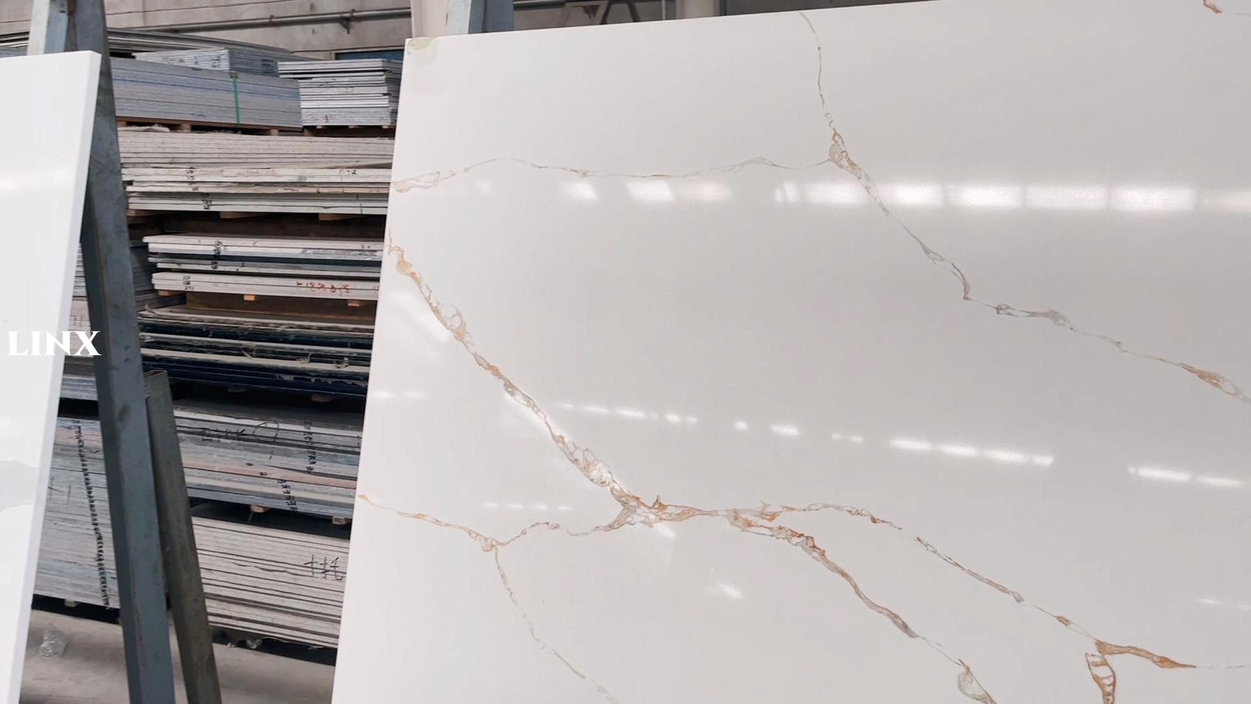 LX9025 CALACATTA GOLD QUARTZ STONE CLOSE UP 3 LINX SURFACES