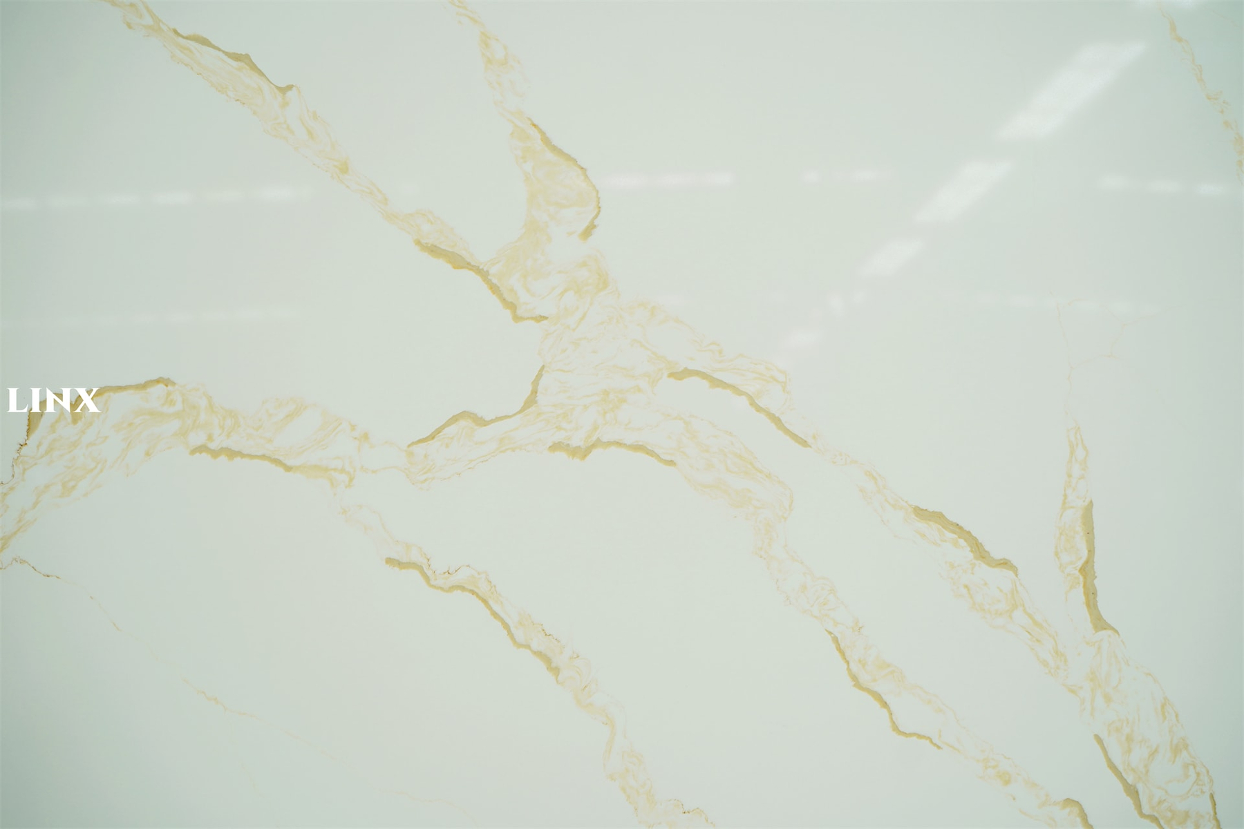 LX9026 CALACATTA GOLD QUARTZ STONE CLOSE UP 2 LINX SURFACES