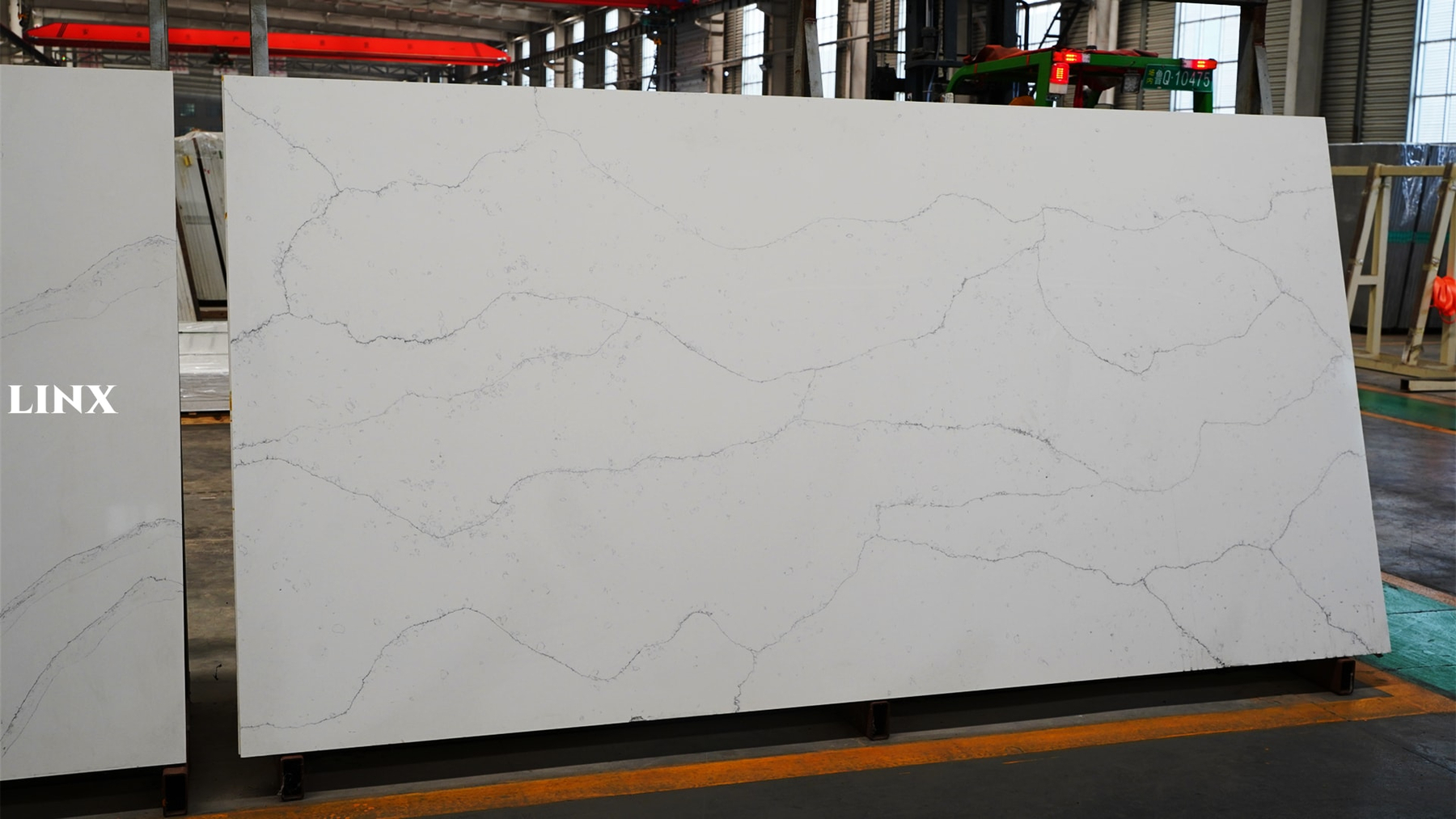 LX9028 CALACATTA WHITE QUARTZ STONE 1 LINX SURFACES