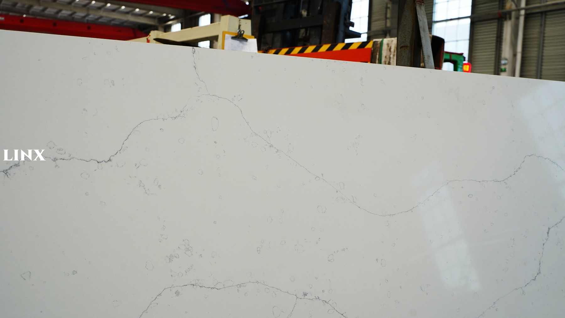 LX9028 CALACATTA WHITE QUARTZ STONE CLOSE UP 2 LINX SURFACES