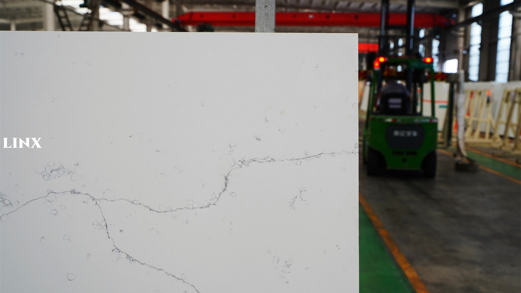 LX9028 CALACATTA WHITE QUARTZ STONE CLOSE UP 3 LINX SURFACES