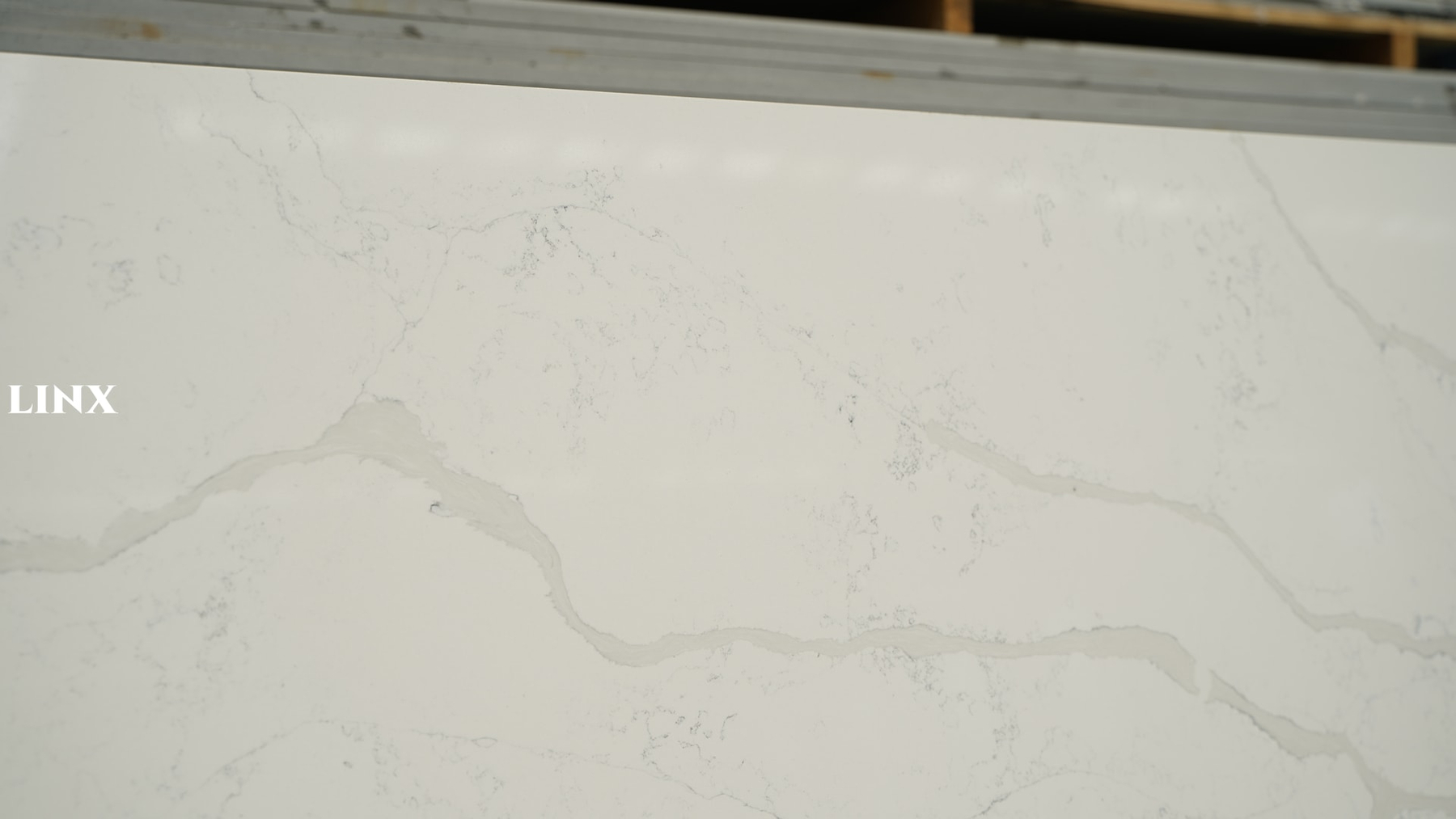 LX9030 CALACATTA WHITE QUARTZ STONE CLOSE UP 2 LINX SURFACES