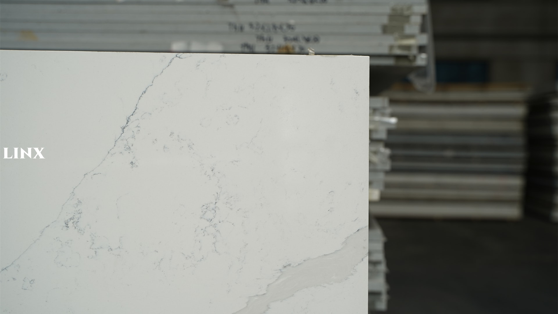 LX9030 CALACATTA WHITE QUARTZ STONE CLOSE UP 3 LINX SURFACES