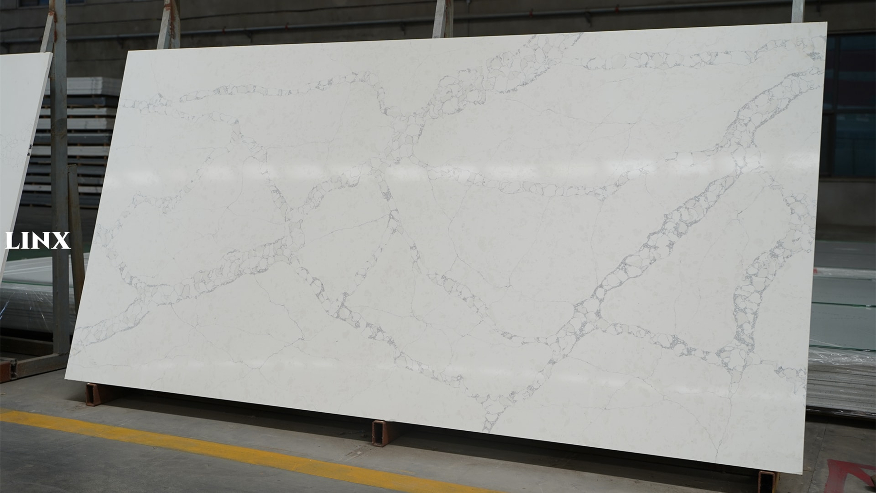 LX9034 CALACATTA WHITE QUARTZ STONE 2 LINX SURFACES