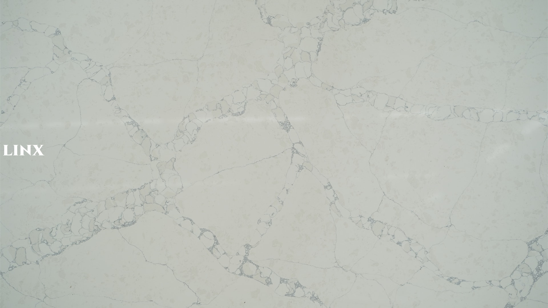 LX9034 CALACATTA WHITE QUARTZ STONE CLOSE UP 1 LINX SURFACES