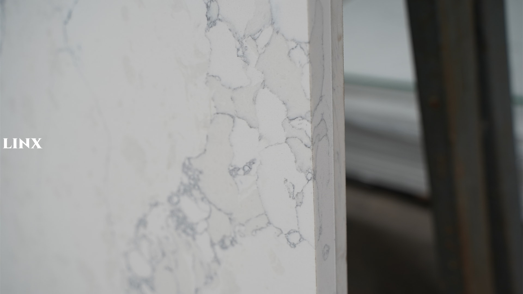LX9034 CALACATTA WHITE QUARTZ STONE CLOSE UP 3 LINX SURFACES