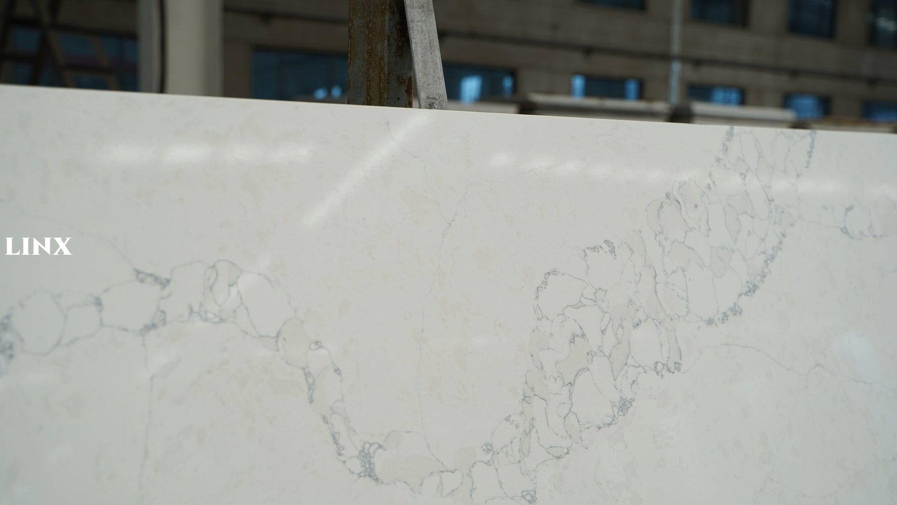 LX9034 CALACATTA WHITE QUARTZ STONE CLOSE UP 4 LINX SURFACES