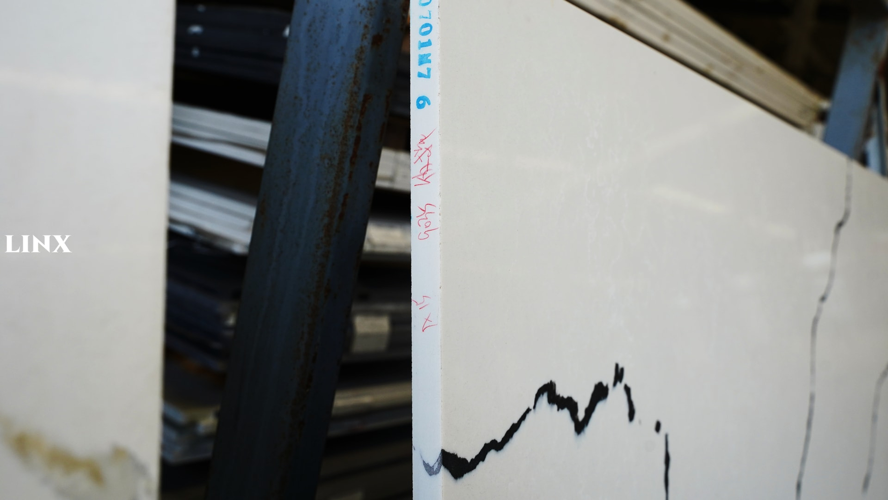 LX9035 CALACATTA JADE QUARTZ STONE CLOSE UP 4 LINX SURFACES