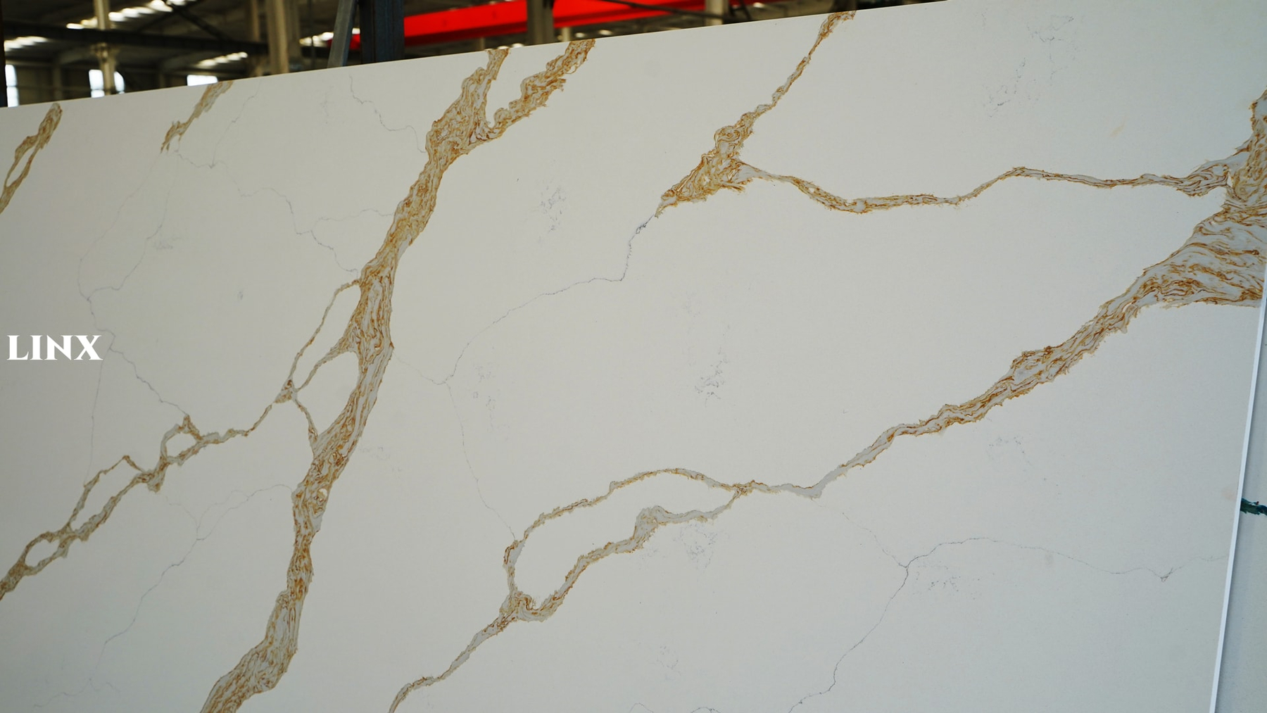 LX9040 CALACATTA GOLD QUARTZ STONE CLOSE UP 1 LINX SURFACES