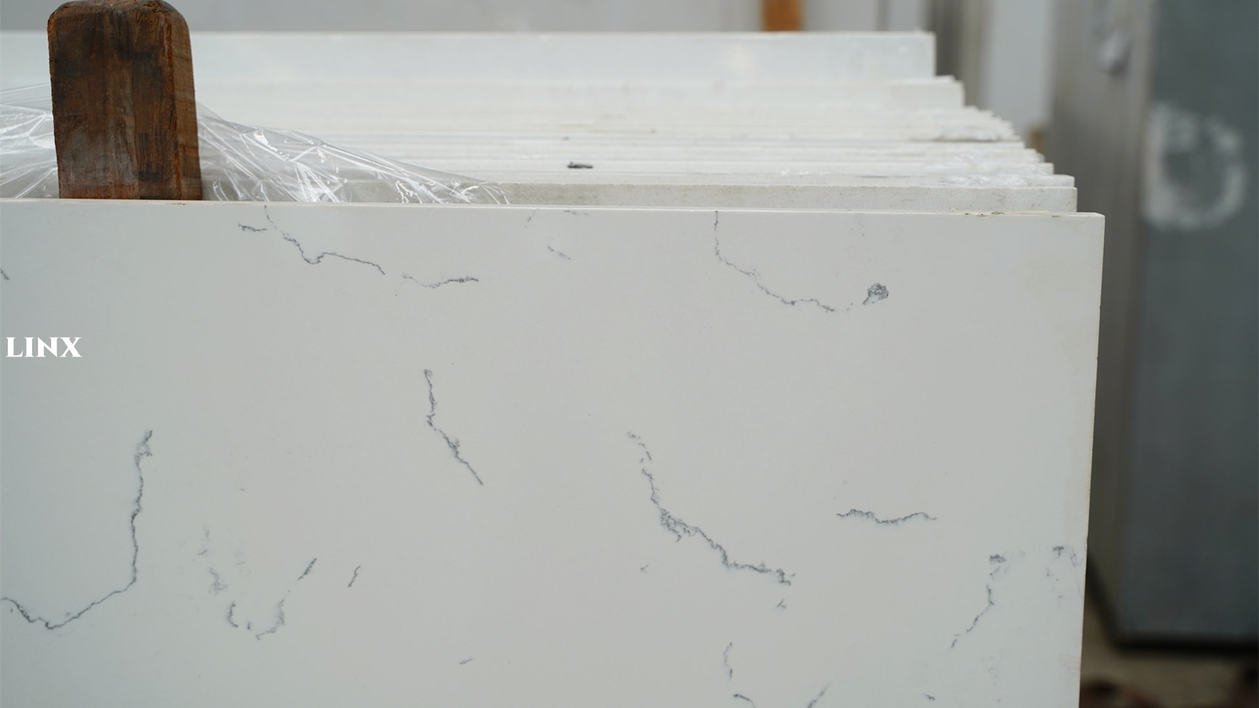 LXMIST CARRARA WHITE QUARTZ STONE CLOSE UP 4 LINX SURFACES