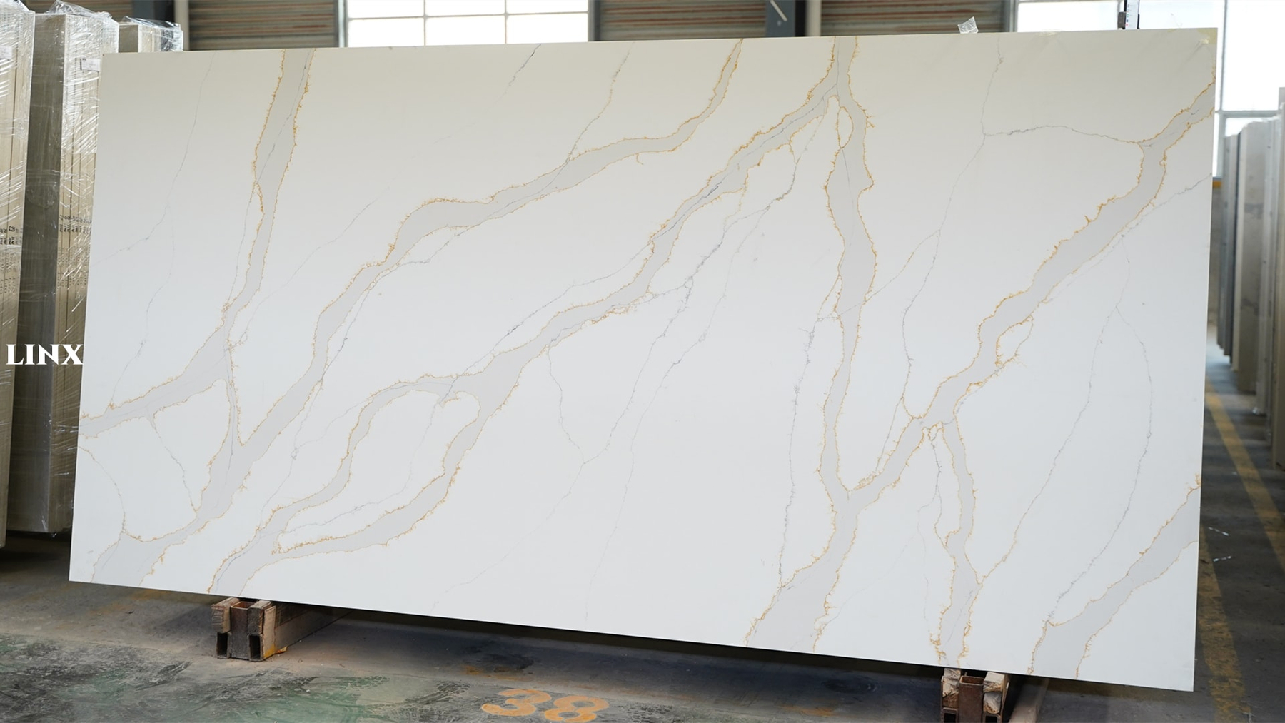 LX0013 CALACATTA GOLD QUARTZ STONE 2 LINX SURFACES