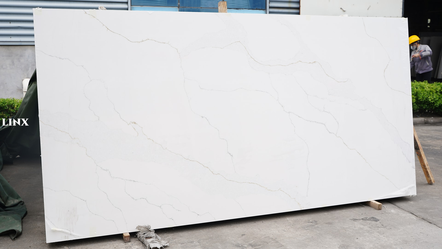 LX0217 CALACATTA GOLD QUARTZ STONE 1 LINX SURFACES