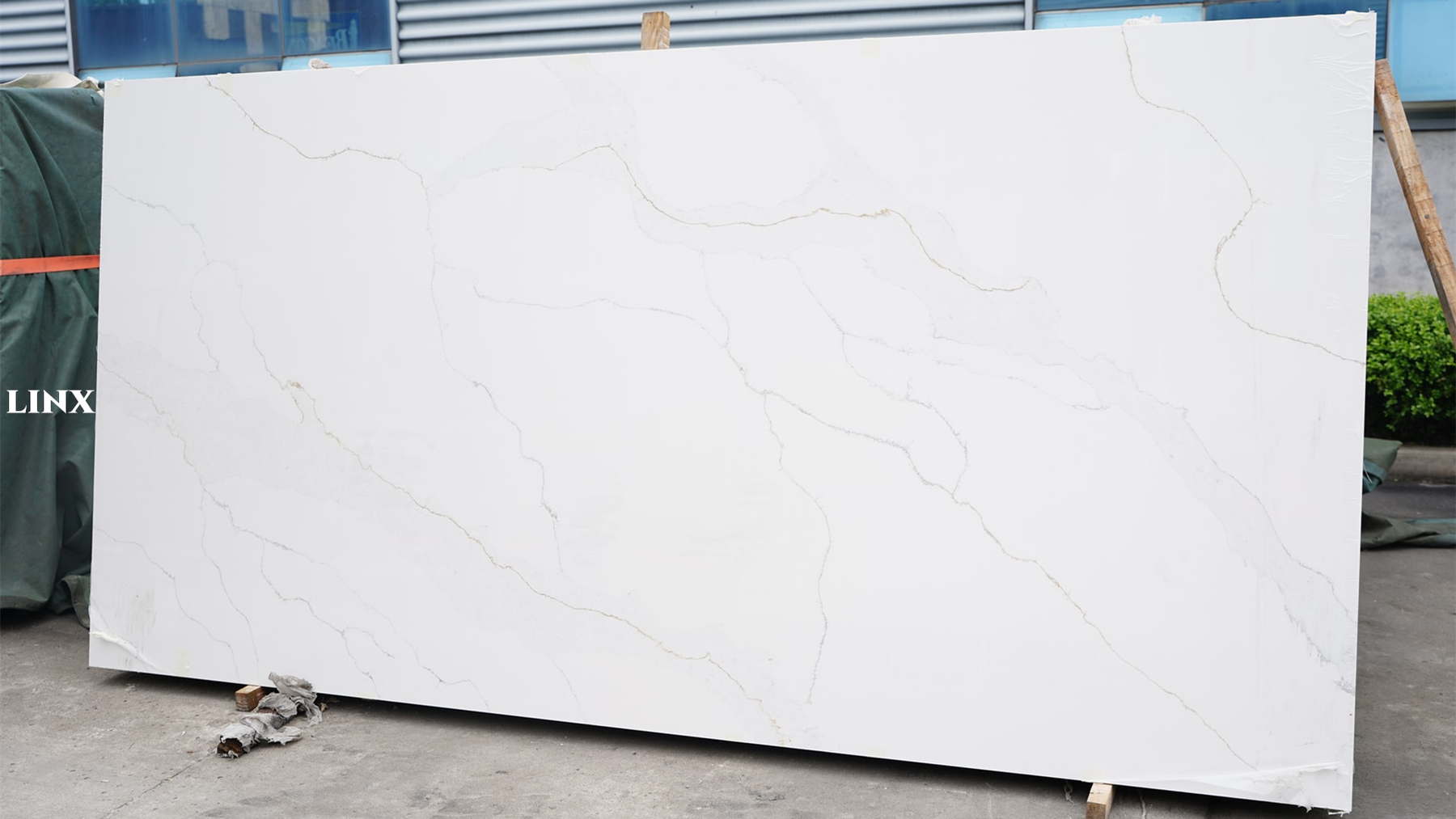 LX0217 CALACATTA GOLD QUARTZ STONE 2 LINX SURFACES