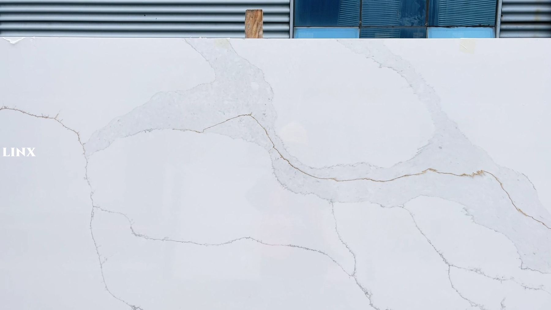 LX0217 CALACATTA GOLD QUARTZ STONE DEATAIL 2 LINX SURFACES