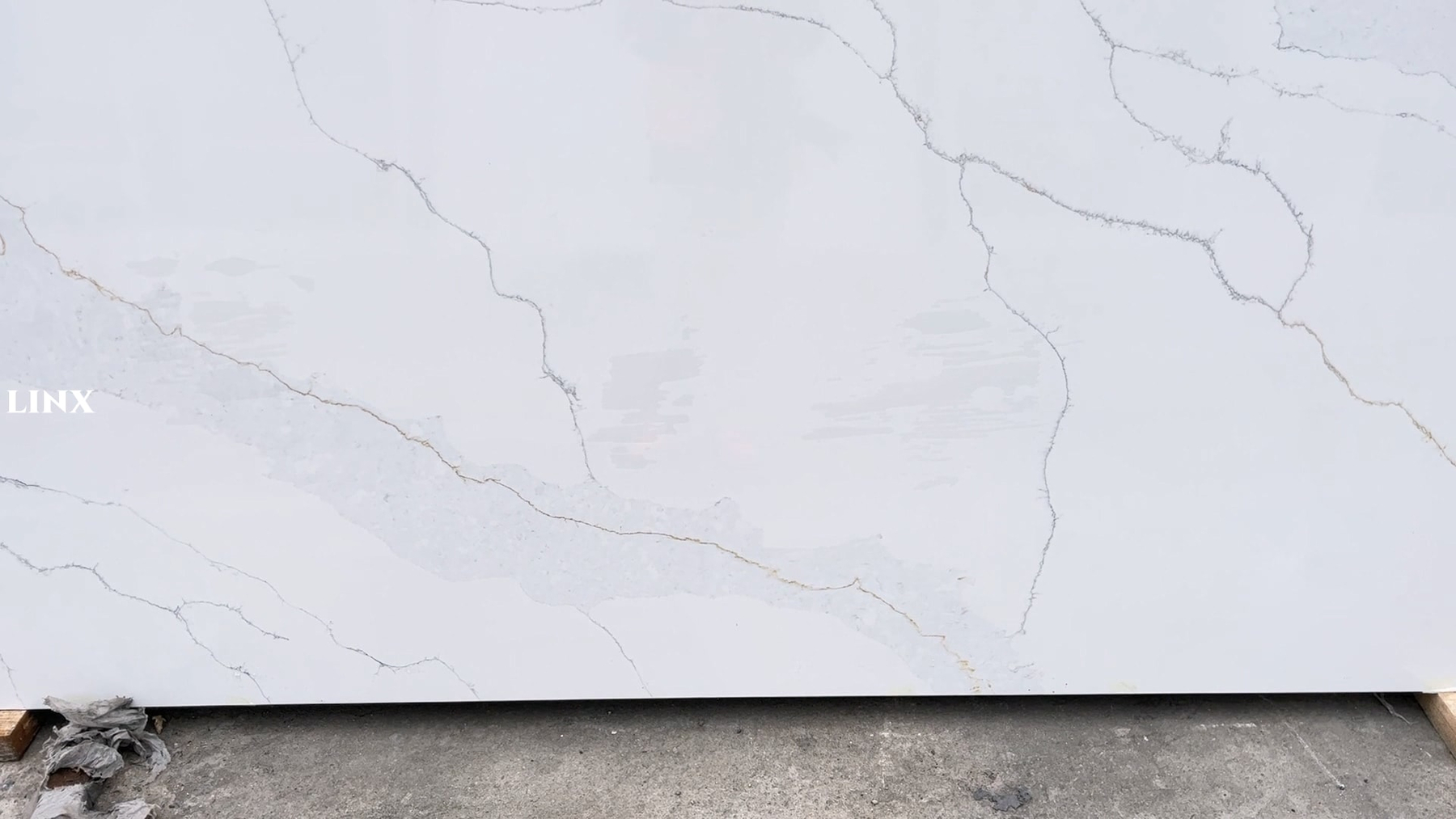 LX0217 CALACATTA GOLD QUARTZ STONE DEATAIL 3 LINX SURFACES