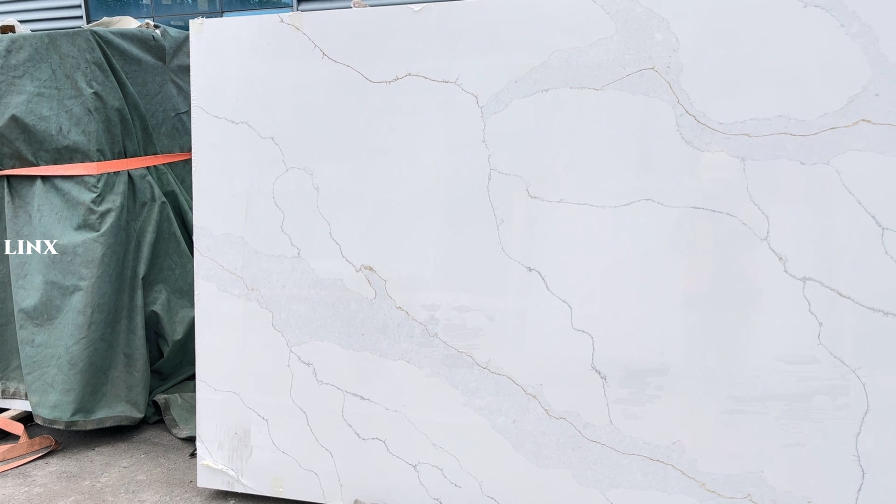 LX0217 CALACATTA GOLD QUARTZ STONE DEATAIL 4 LINX SURFACES