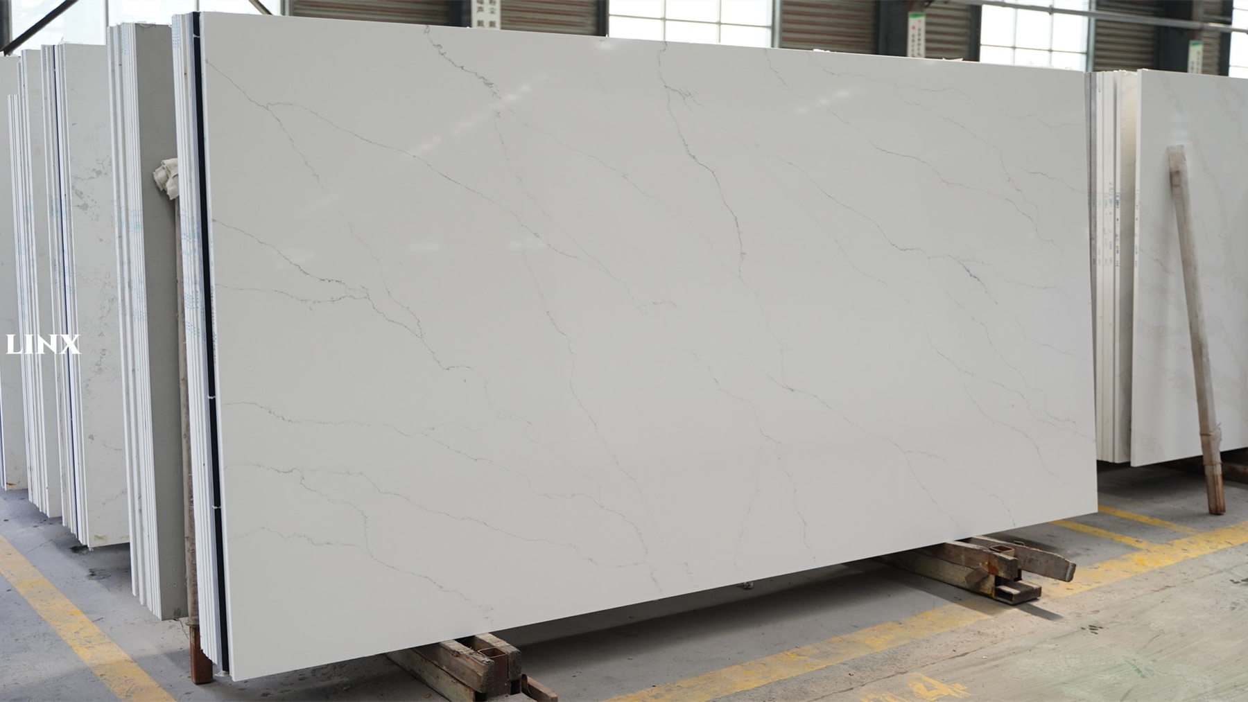 LX052 CALACATTA WHITE QUARTZ STONE 1 LINX SURFACES