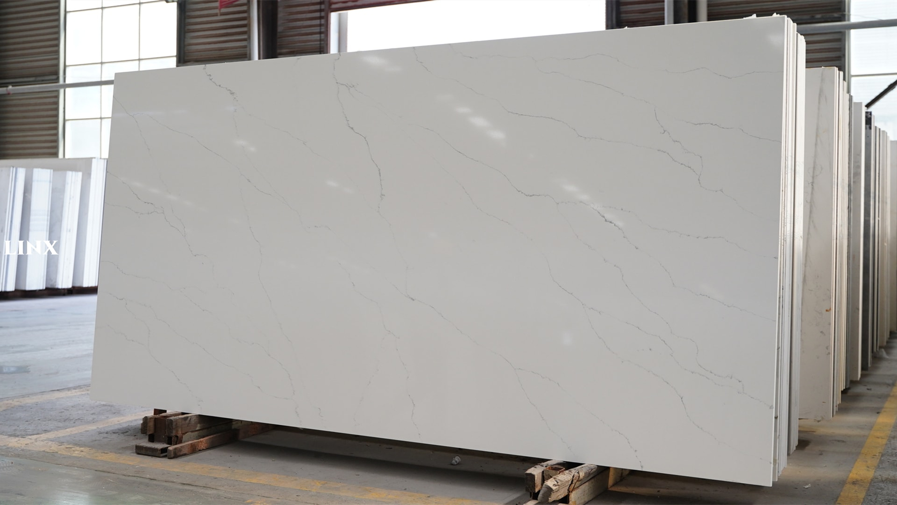 LX052 CALACATTA WHITE QUARTZ STONE 2 LINX SURFACES