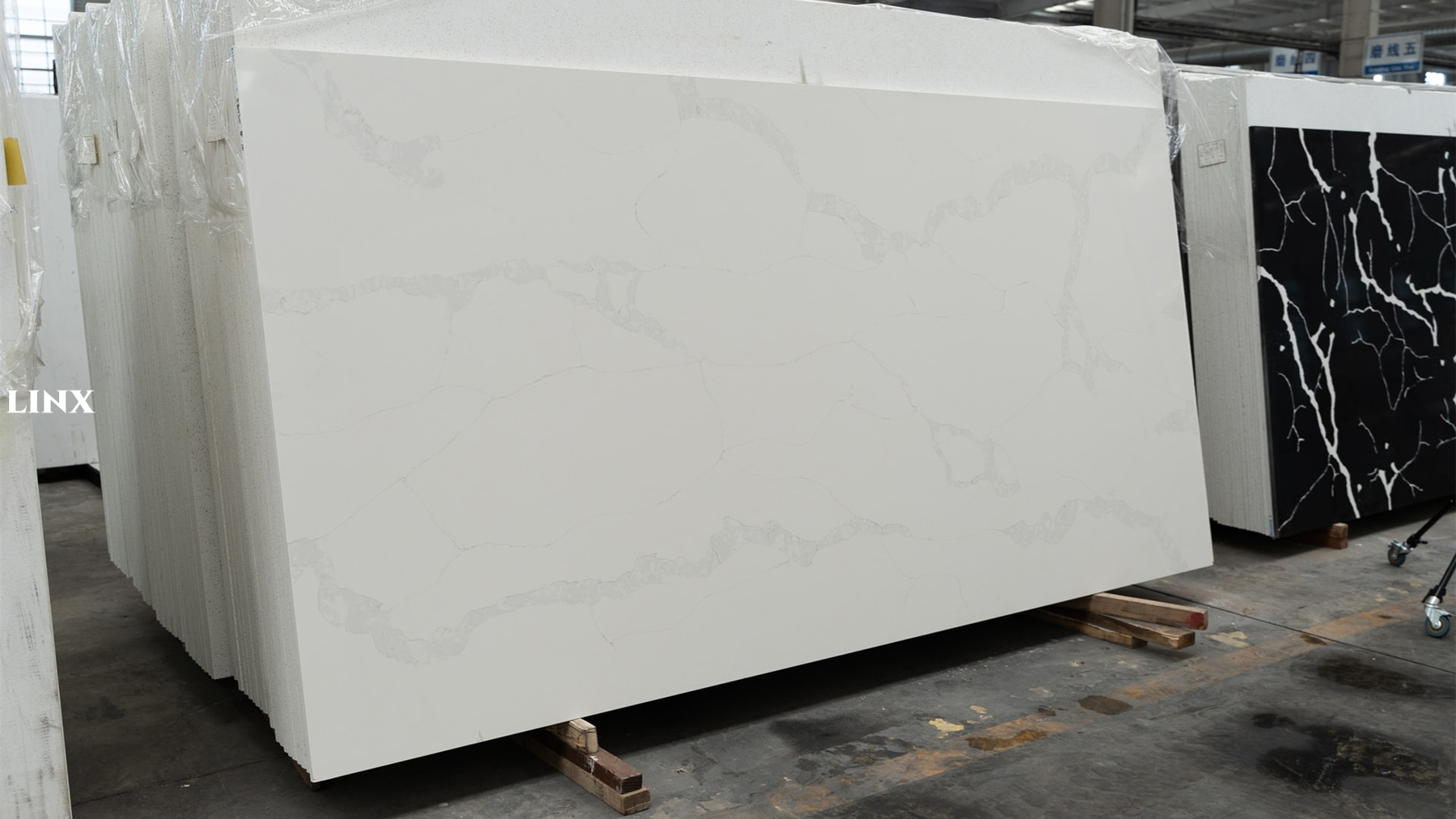 LX1007 CALACATTA WHITE QUARTZ STONE 1 LINX SURFACES