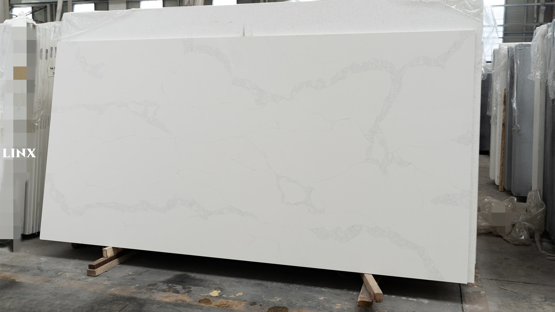 LX1007 CALACATTA WHITE QUARTZ STONE 2 LINX SURFACES