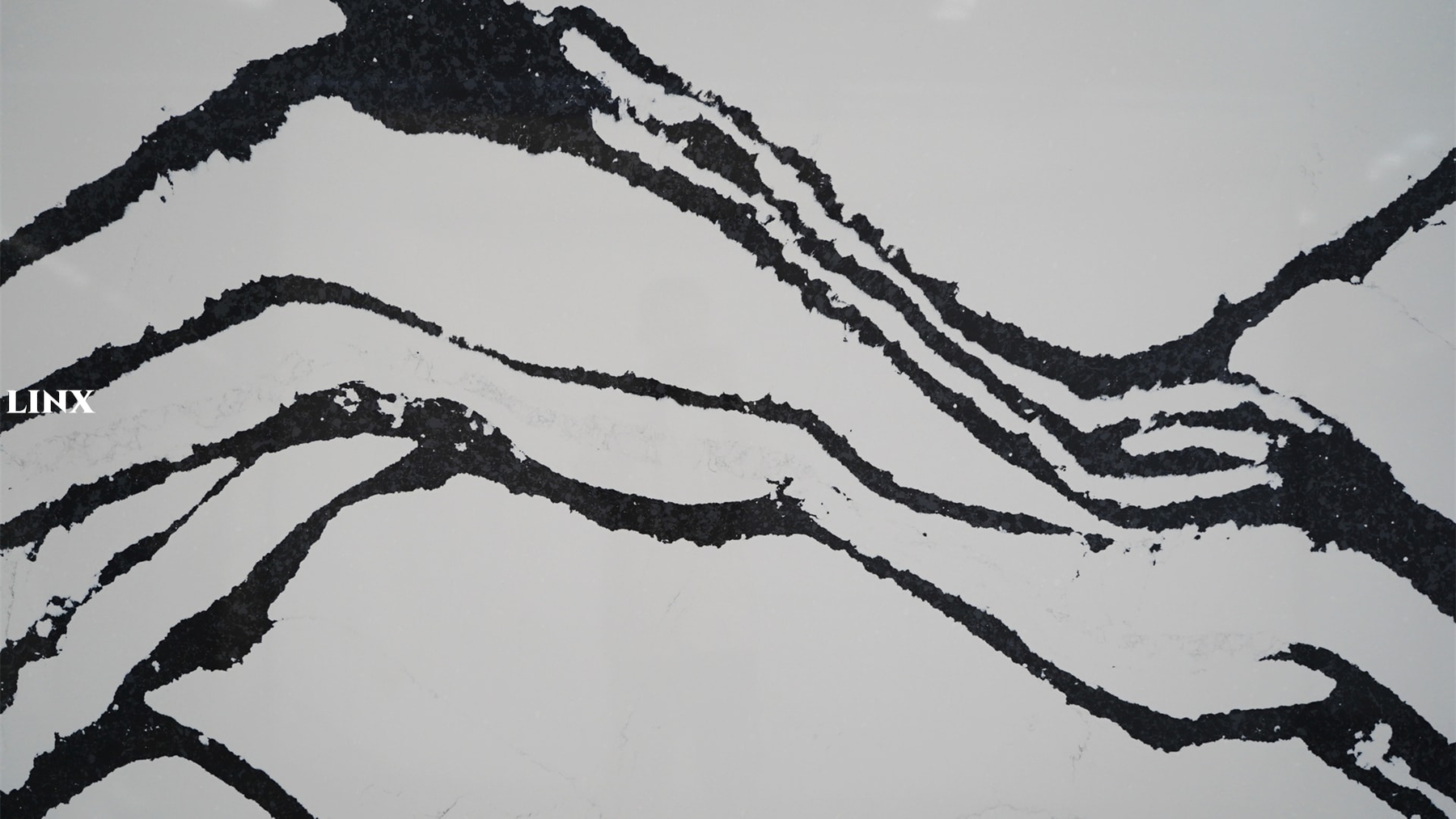 LX1008 CALACATTA BLACK VEIN QUARTZ STONE CLOSE UP 1 LINX SURFACES