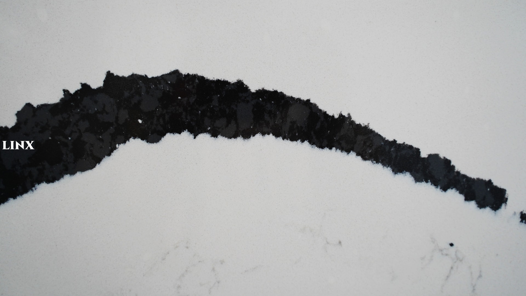 LX1008 CALACATTA BLACK VEIN QUARTZ STONE CLOSE UP 2 LINX SURFACES