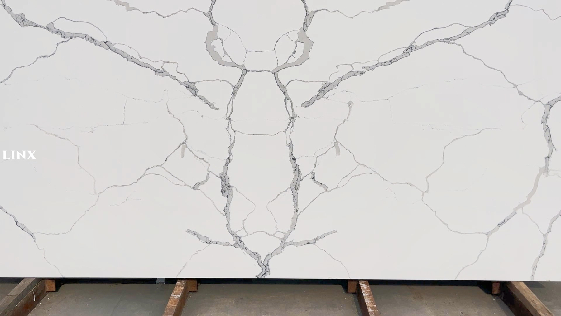 LX1012 CALACATTA WHITE QUARTZ STONE CLOSE UP 1 LINX SURFACES