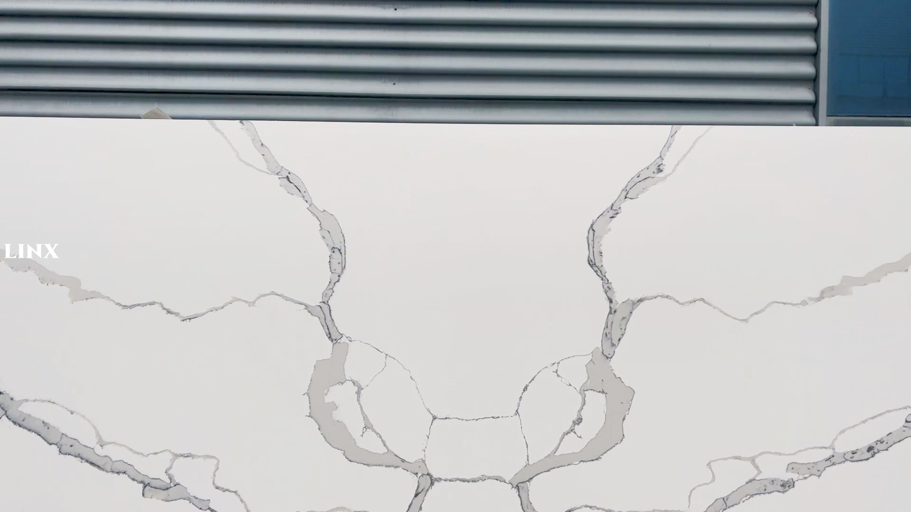 LX1012 CALACATTA WHITE QUARTZ STONE CLOSE UP 3 LINX SURFACES