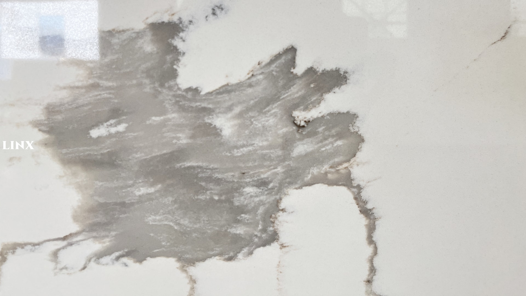 LX1015 CALACATTA WHITE QUARTZ STONE CLOSE UP 2 LINX SURFACES