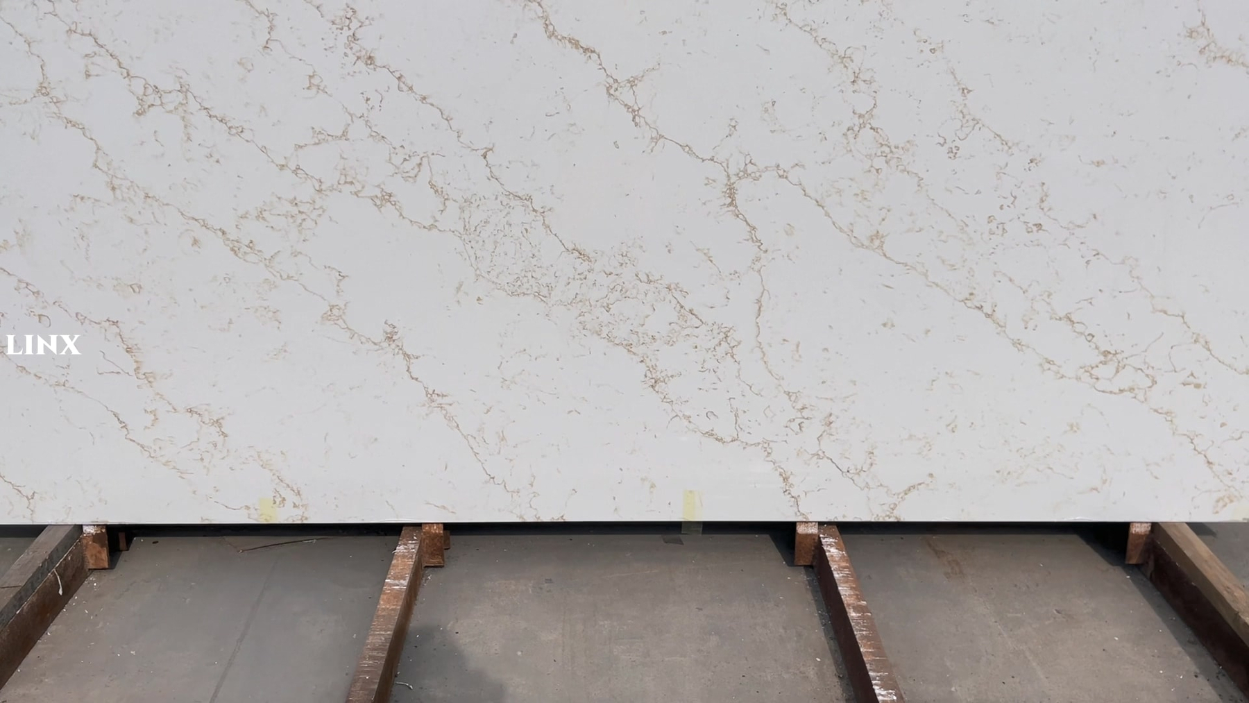LX1018 CALACATTA GOLD QUARTZ STONE DETAILS 1 LINX SURFACES
