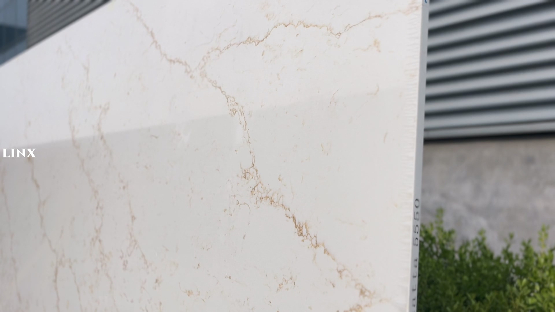 LX1018 CALACATTA GOLD QUARTZ STONE DETAILS 2 LINX SURFACES