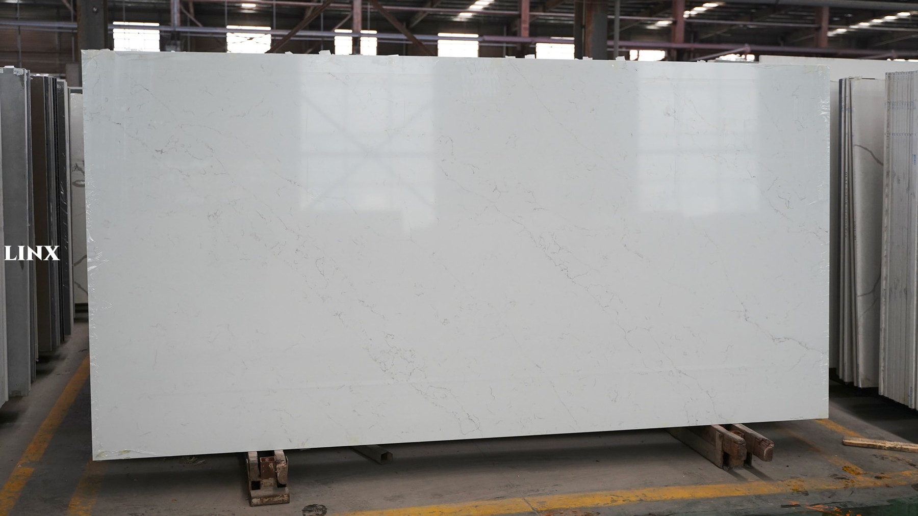 LX1018 CALACATTA WHITE QUARTZ STONE 1 LINX SURFACES